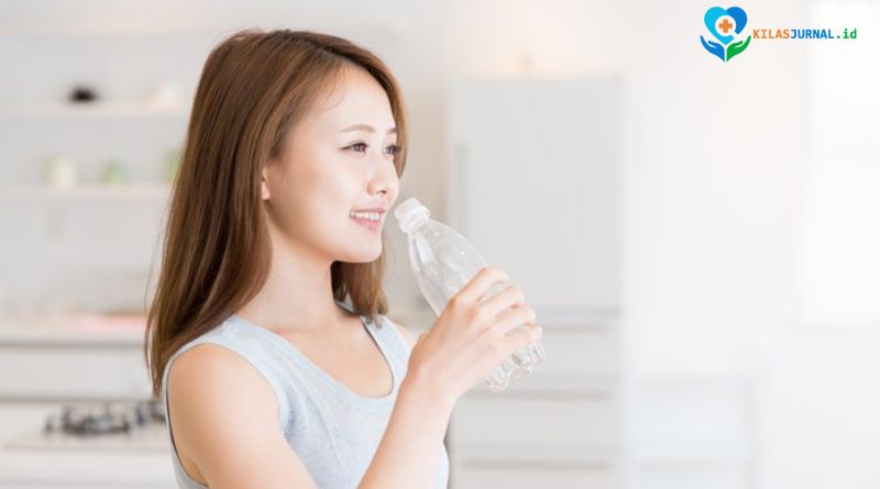 minum 8 gelas air kulit glowing mitos fakta kesehatan kulit