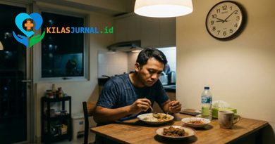 Sering Ngemil Larut Malam? Studi Kaitkan Kebiasaan Ini dengan Risiko 2 Penyakit Liver